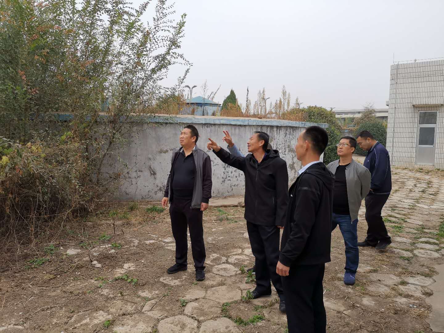 公司總經(jīng)理王建人在供水、污水生產(chǎn)一線開展風(fēng)險隱患排查 (1).jpg