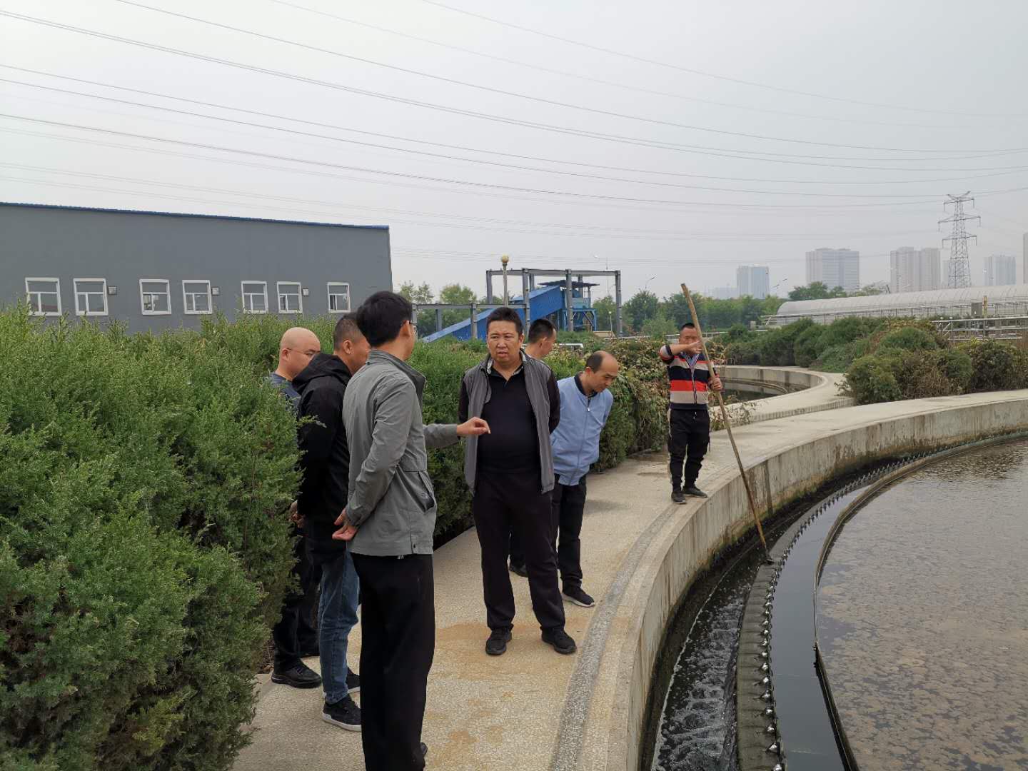 公司總經(jīng)理王建人在供水、污水生產(chǎn)一線開展風(fēng)險隱患排查 (2).jpg