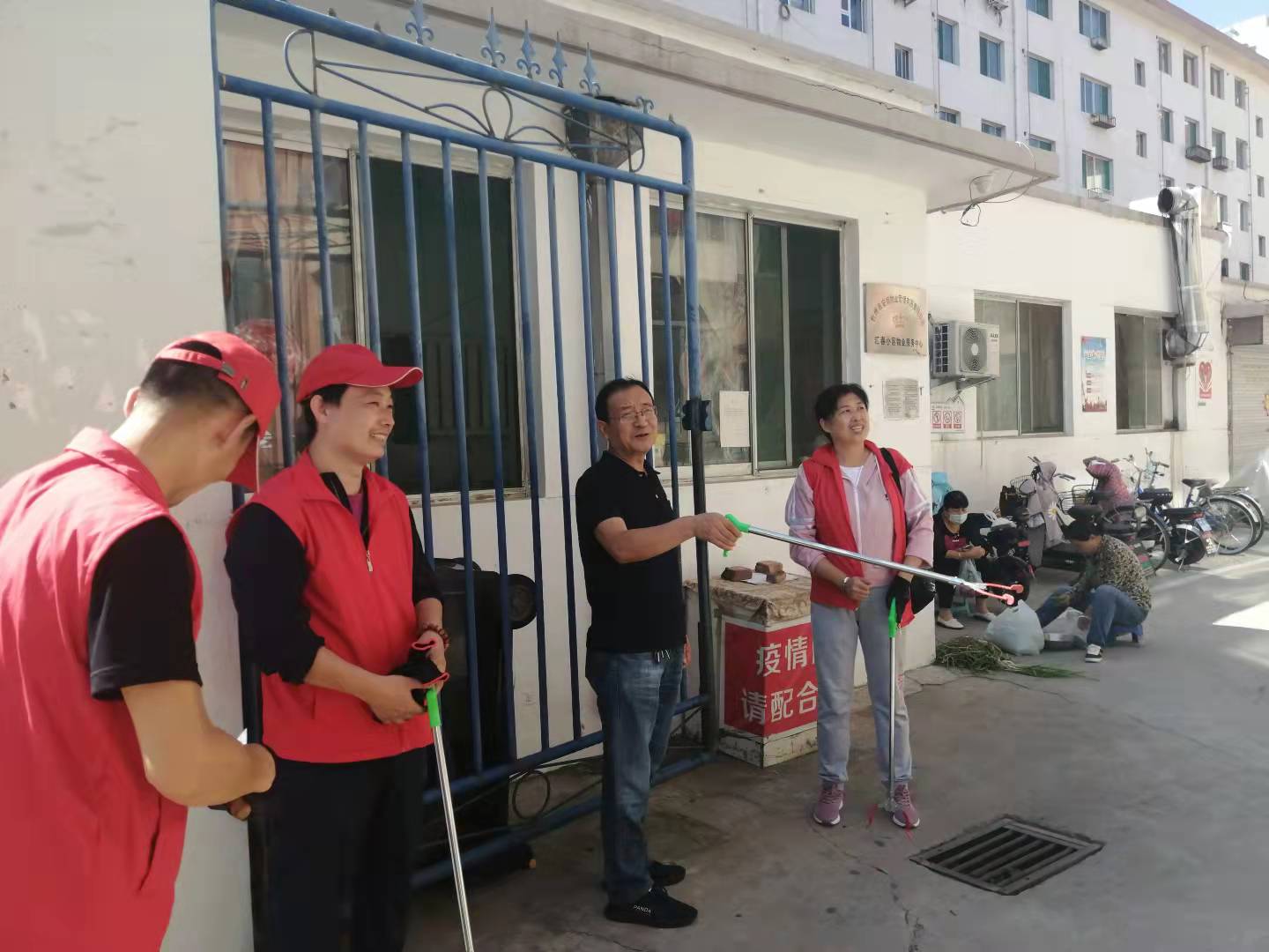 01-9月9日黨委委員、財務(wù)總監(jiān)辛建人在匯春小區(qū)檢查指導(dǎo)志愿者服務(wù).jpg